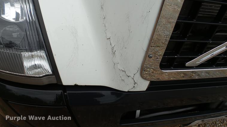 image for item DC5560 2013 Volvo VNL semi truck