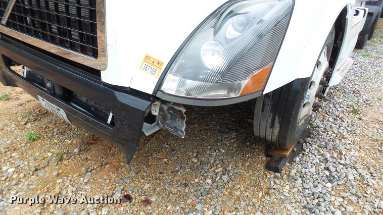 image for item DC5560 2013 Volvo VNL semi truck