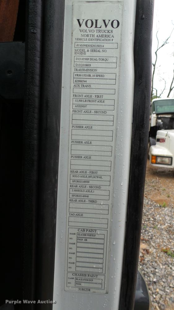 image for item DC5560 2013 Volvo VNL semi truck