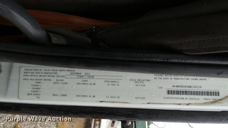 image for item DC5560 2013 Volvo VNL semi truck