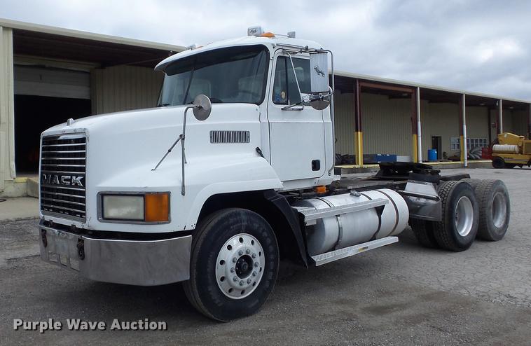 image for item DC7466 1995 Mack CH613 semi truck