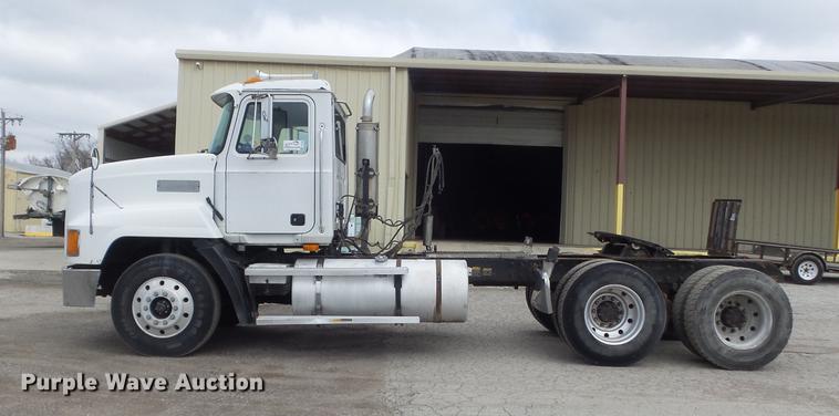 image for item DC7466 1995 Mack CH613 semi truck
