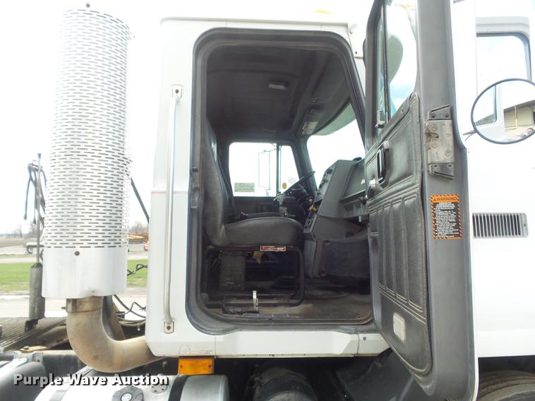 image for item DC7466 1995 Mack CH613 semi truck