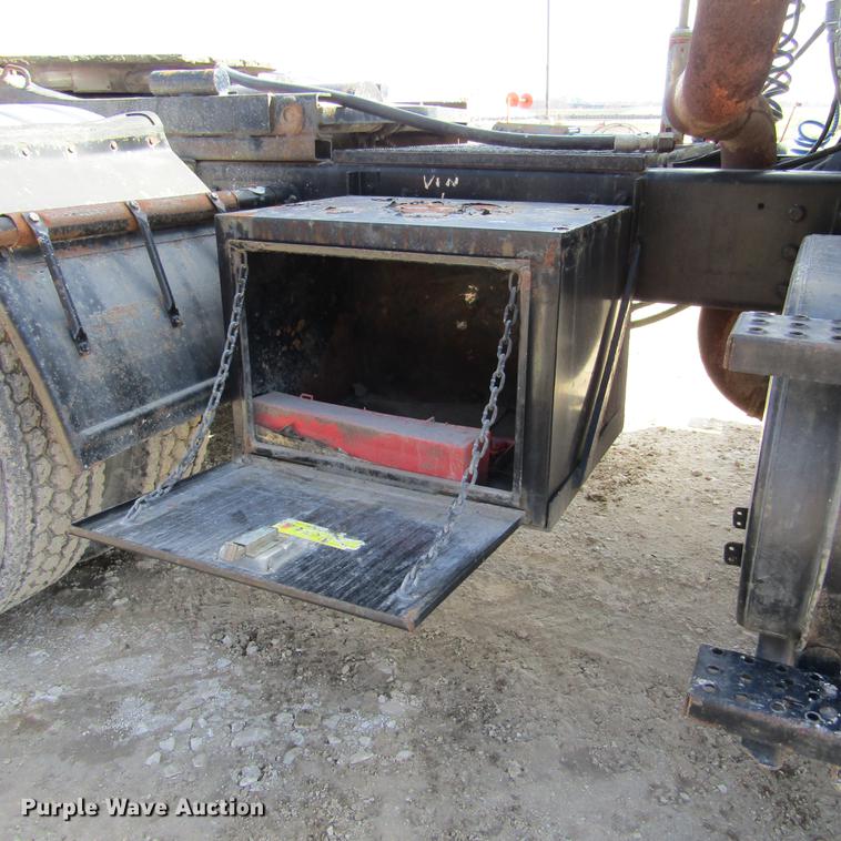 image for item DD2745 1993 Ford L8000 yard truck