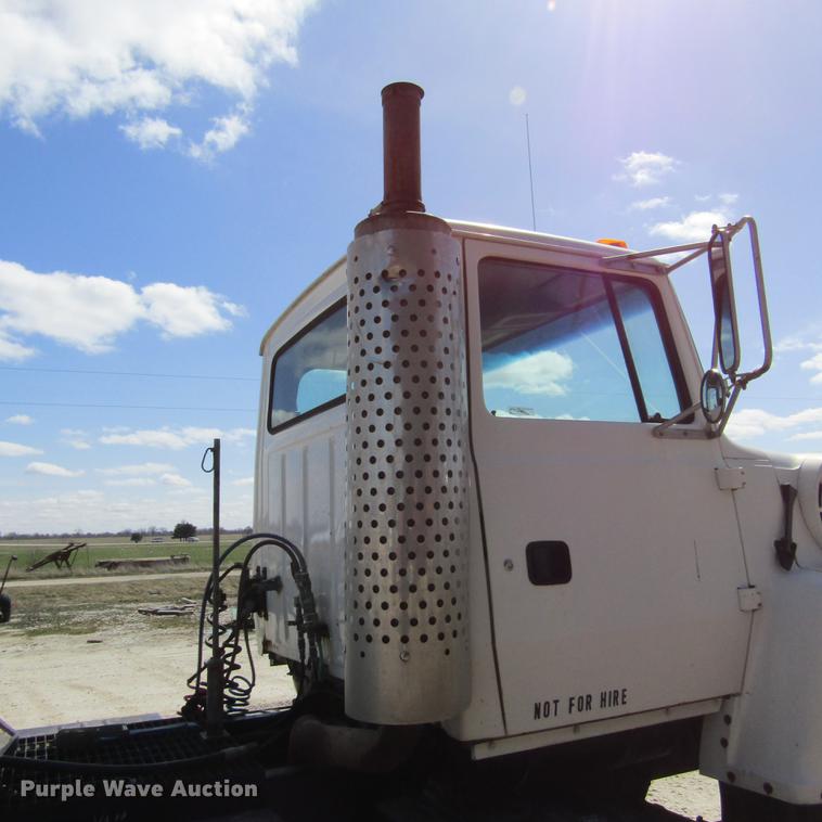 image for item DD2745 1993 Ford L8000 yard truck