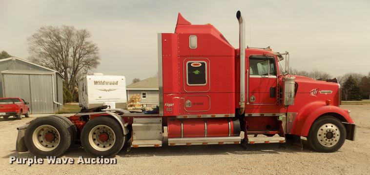 image for item DD2783 1993 Kenworth W900 semi truck