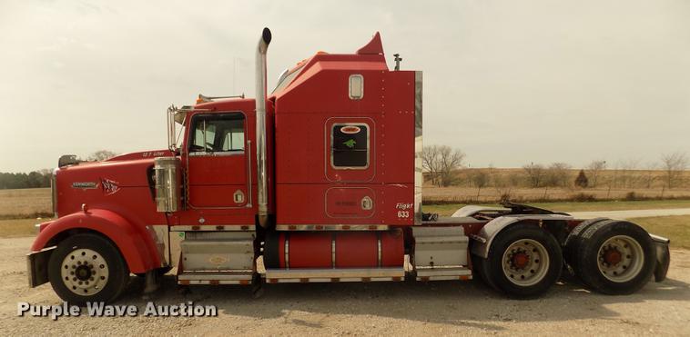 image for item DD2783 1993 Kenworth W900 semi truck