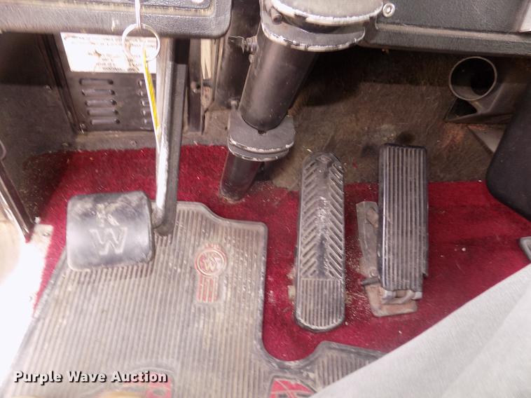 image for item DD2783 1993 Kenworth W900 semi truck
