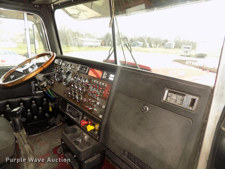 image for item DD2783 1993 Kenworth W900 semi truck