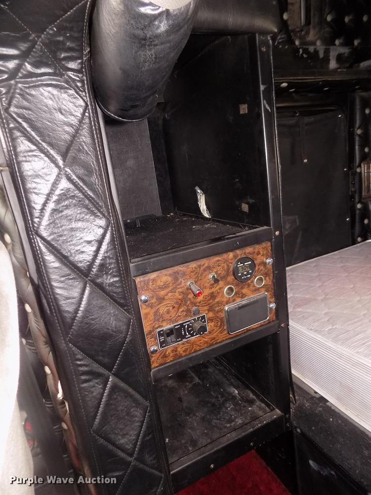 image for item DD2783 1993 Kenworth W900 semi truck