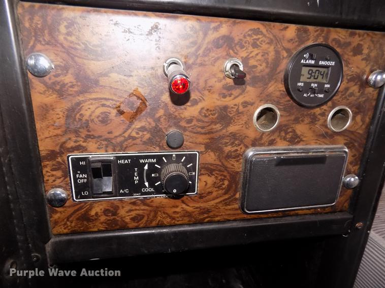 image for item DD2783 1993 Kenworth W900 semi truck