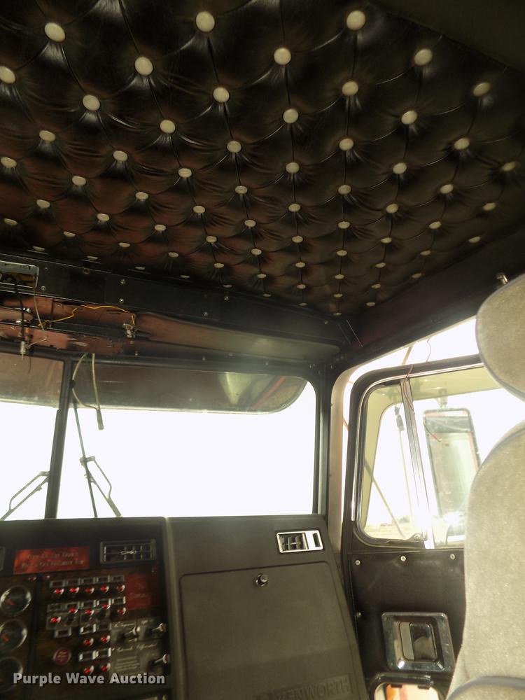 image for item DD2783 1993 Kenworth W900 semi truck