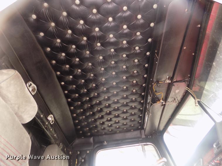 image for item DD2783 1993 Kenworth W900 semi truck