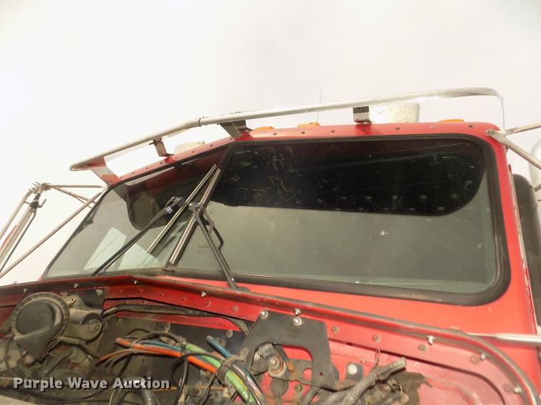 image for item DD2783 1993 Kenworth W900 semi truck