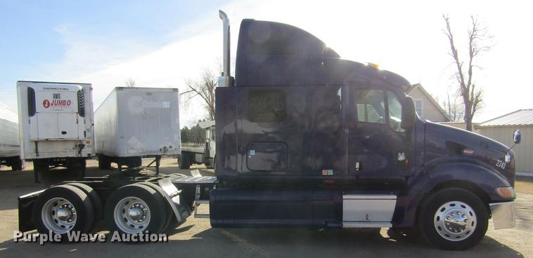 image for item DE6593 2007 Peterbilt 387 semi truck