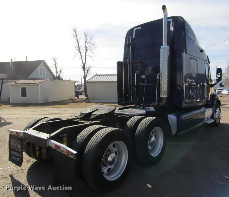 image for item DE6593 2007 Peterbilt 387 semi truck