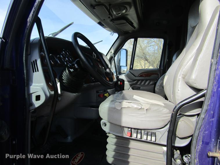 image for item DE6593 2007 Peterbilt 387 semi truck