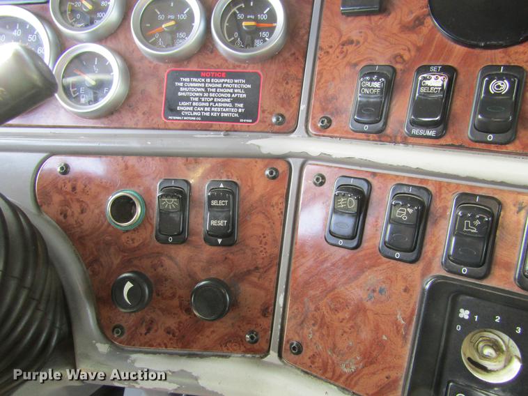 image for item DE6593 2007 Peterbilt 387 semi truck