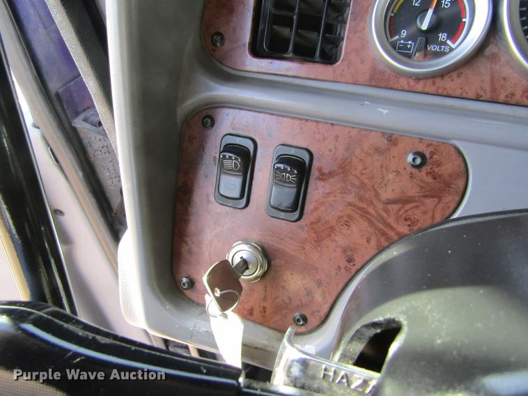 image for item DE6593 2007 Peterbilt 387 semi truck