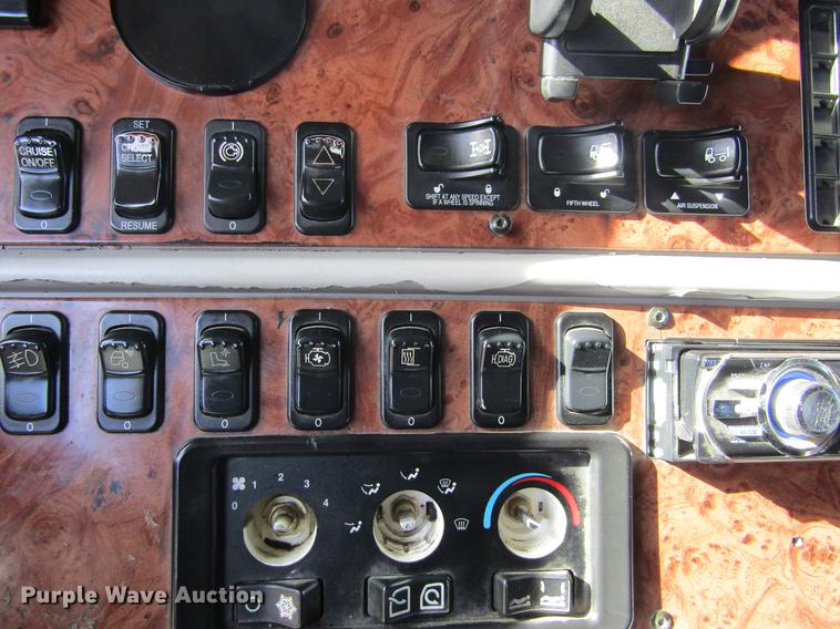 image for item DE6593 2007 Peterbilt 387 semi truck