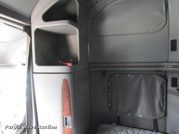 image for item DE6593 2007 Peterbilt 387 semi truck