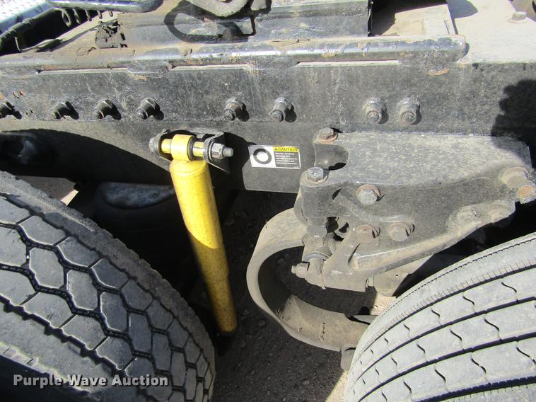 image for item DE6593 2007 Peterbilt 387 semi truck