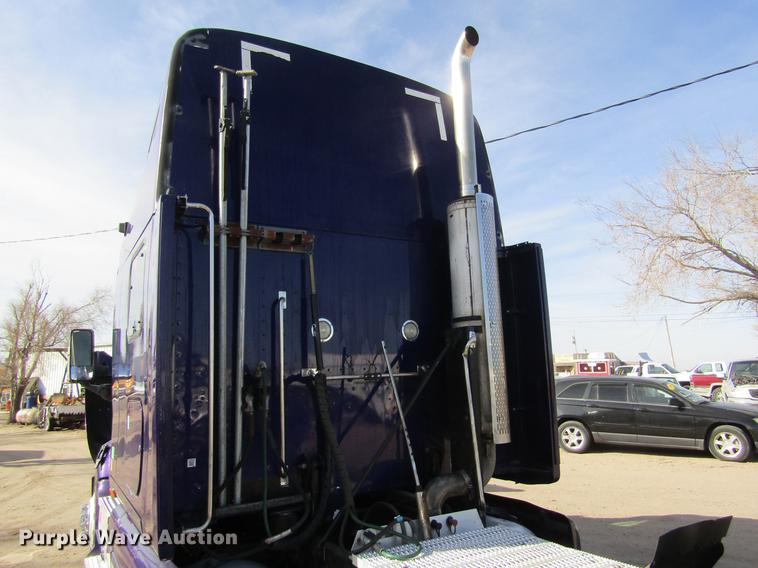 image for item DE6593 2007 Peterbilt 387 semi truck