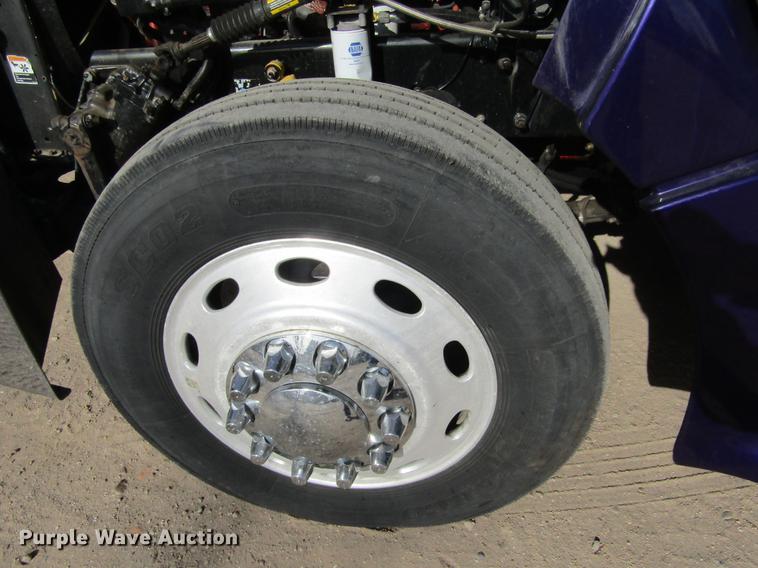 image for item DE6593 2007 Peterbilt 387 semi truck