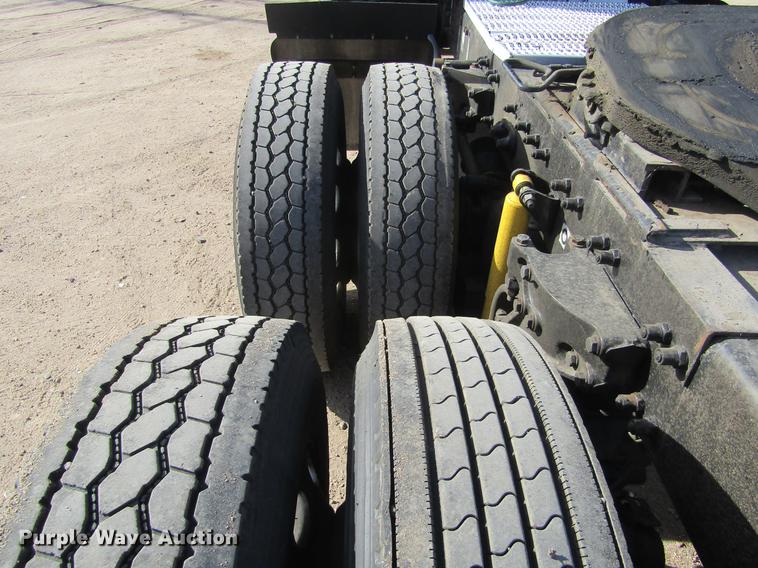 image for item DE6593 2007 Peterbilt 387 semi truck