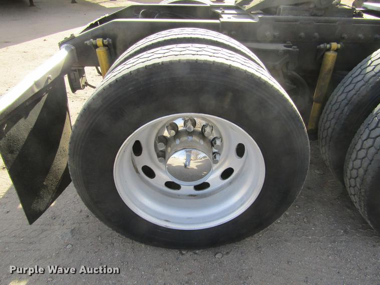 image for item DE6593 2007 Peterbilt 387 semi truck