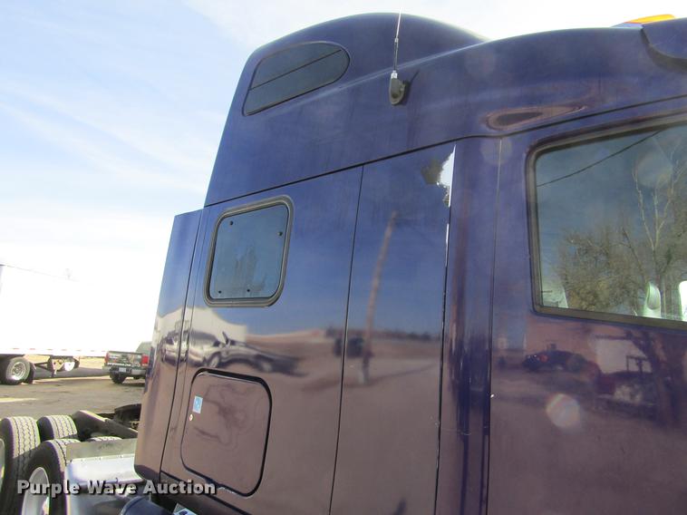 image for item DE6593 2007 Peterbilt 387 semi truck