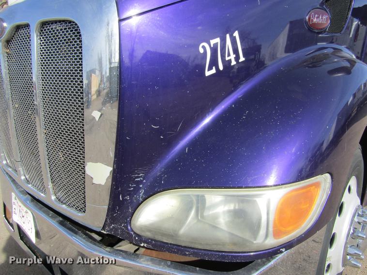 image for item DE6593 2007 Peterbilt 387 semi truck