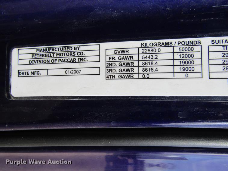image for item DE6593 2007 Peterbilt 387 semi truck