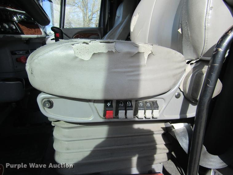 image for item DE6593 2007 Peterbilt 387 semi truck