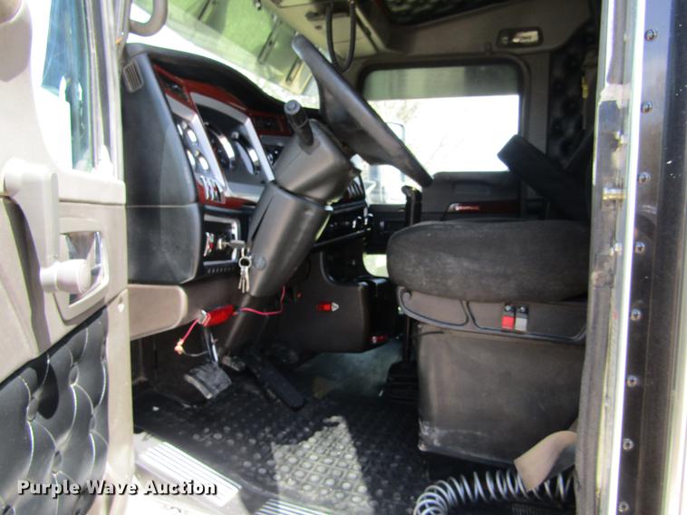image for item DE6709 2007 Kenworth T600 semi truck