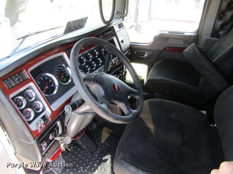 image for item DE6709 2007 Kenworth T600 semi truck