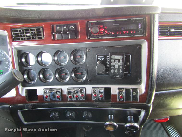 image for item DE6709 2007 Kenworth T600 semi truck