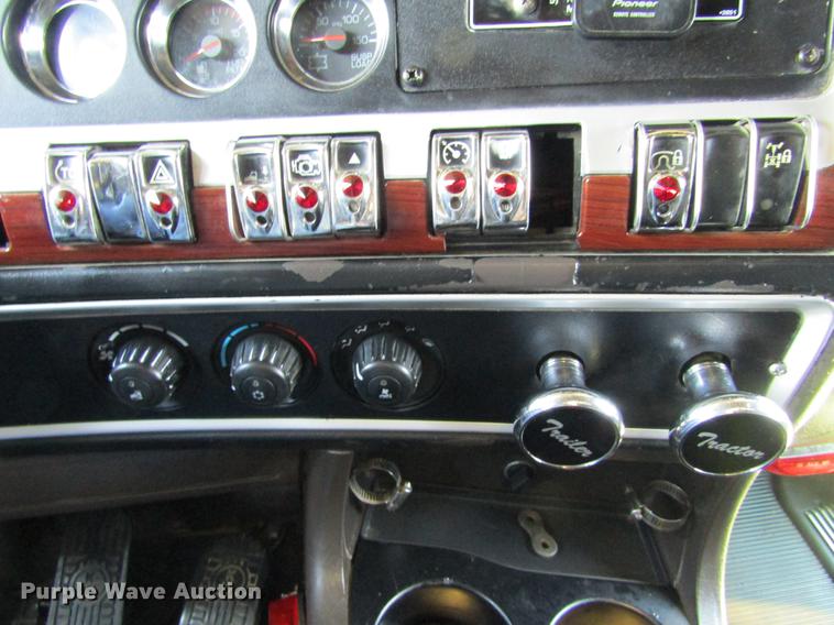 image for item DE6709 2007 Kenworth T600 semi truck