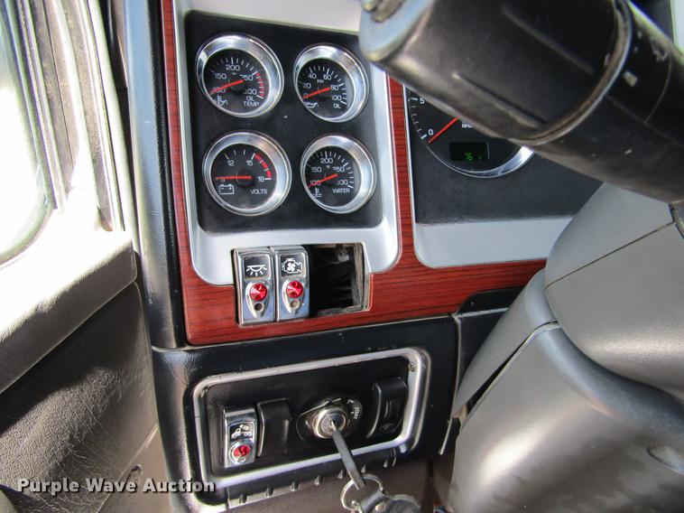 image for item DE6709 2007 Kenworth T600 semi truck