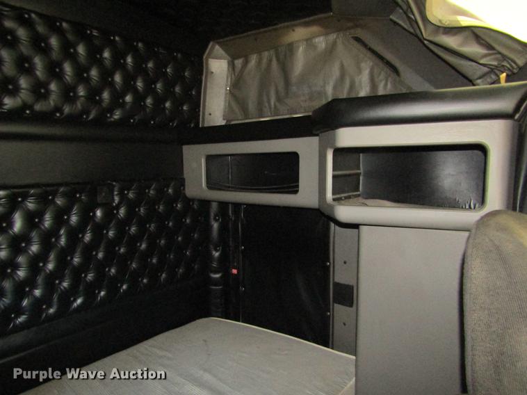 image for item DE6709 2007 Kenworth T600 semi truck