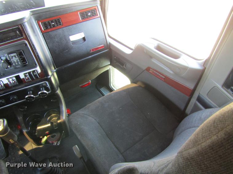 image for item DE6709 2007 Kenworth T600 semi truck