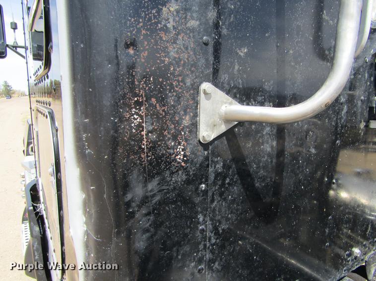 image for item DE6709 2007 Kenworth T600 semi truck