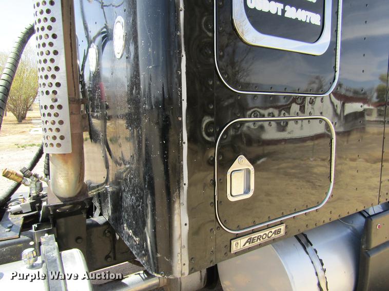 image for item DE6709 2007 Kenworth T600 semi truck