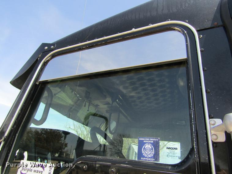 image for item DE6709 2007 Kenworth T600 semi truck