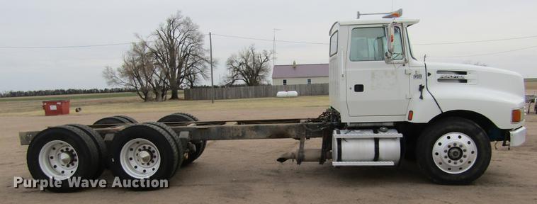 image for item DE6717 1995 Ford LTLA9000 AeroMax 120 semi truck