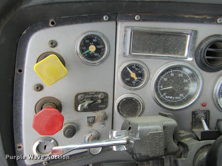 image for item DE6717 1995 Ford LTLA9000 AeroMax 120 semi truck