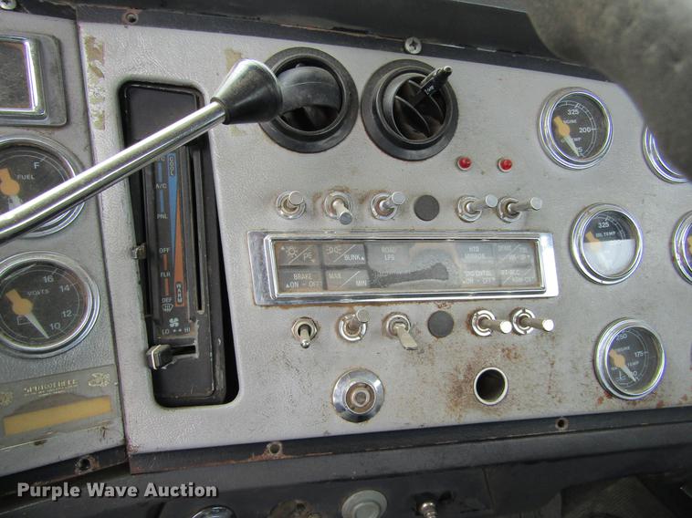 image for item DE6717 1995 Ford LTLA9000 AeroMax 120 semi truck