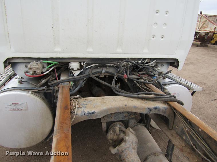 image for item DE6717 1995 Ford LTLA9000 AeroMax 120 semi truck