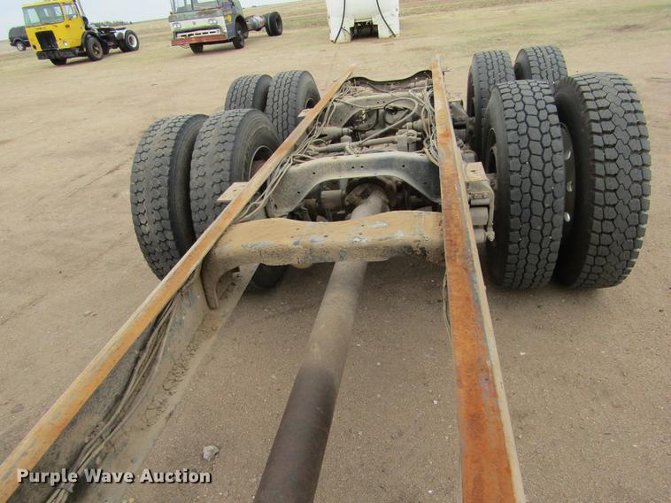 image for item DE6717 1995 Ford LTLA9000 AeroMax 120 semi truck