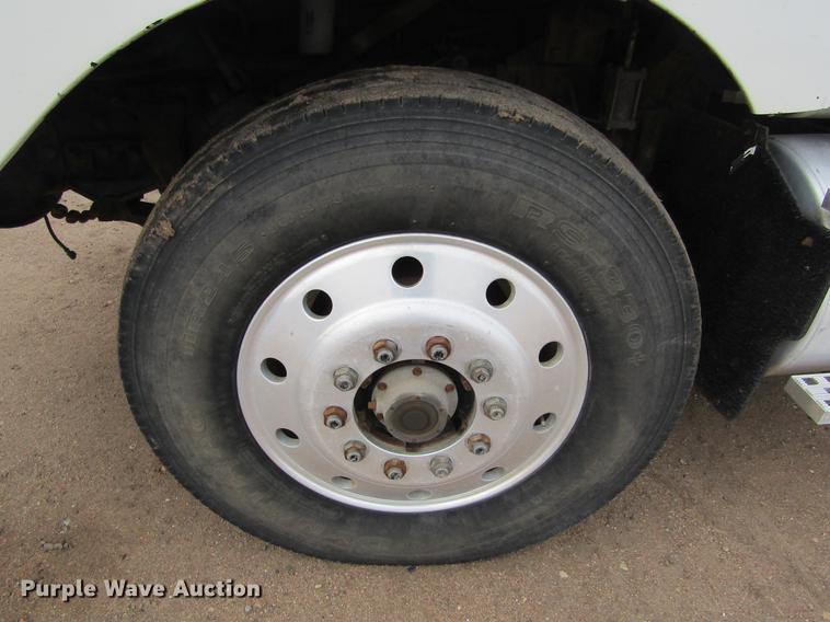 image for item DE6717 1995 Ford LTLA9000 AeroMax 120 semi truck